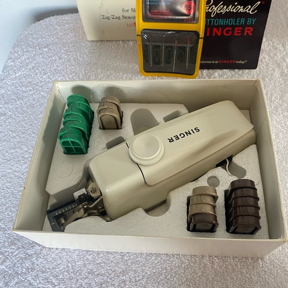 Singer Professional Buttonholer for Slant Needle Zig-Zag Sewing Machines - Picture 4 of 10